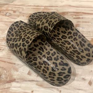 New WITHOUT tags or box. Steve Madden slides size 7